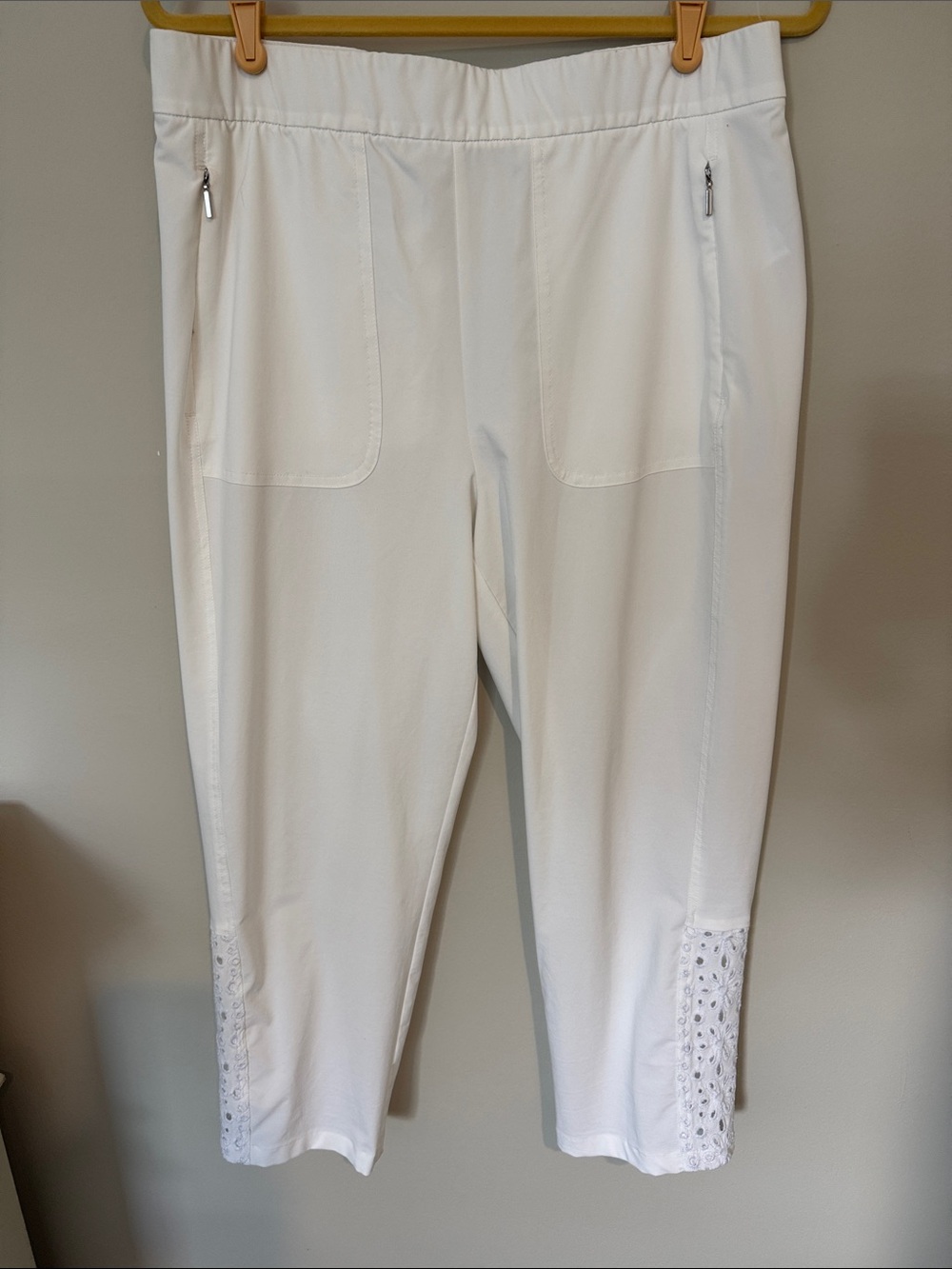 Chico's White Pull-On Crop Pants with Eyelet Trim Size 1.5 8/10